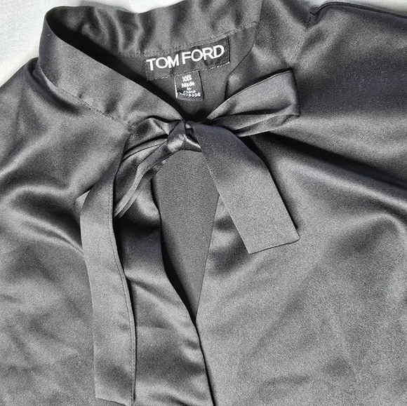 Sexy, elegant and Feminine Tom Ford Black Satin Blouse with bow, Sz XXS - Picture 5 of 11